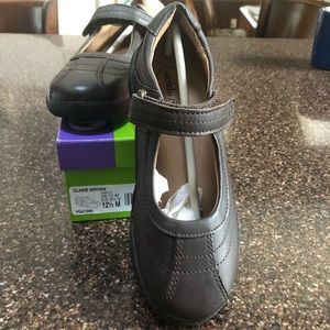 NWT Stride Rite Brown MaryJanes